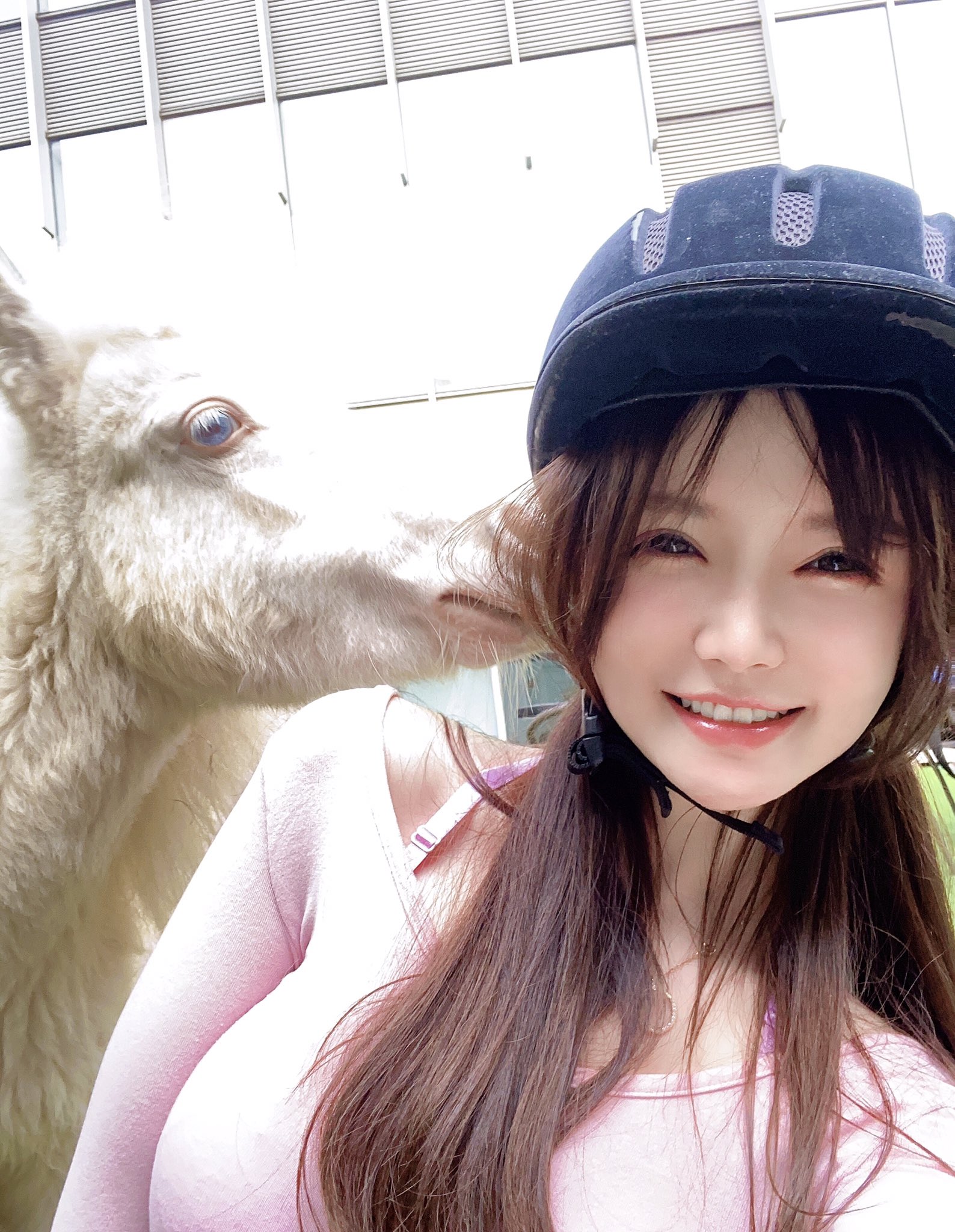 甜美正妹「糯米团子」马场骑马,穿贴身上衣这身材真的超显眼!