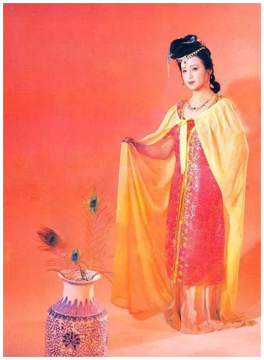 87版红楼梦之秦可卿剧照你看出来是两个人饰演的吗