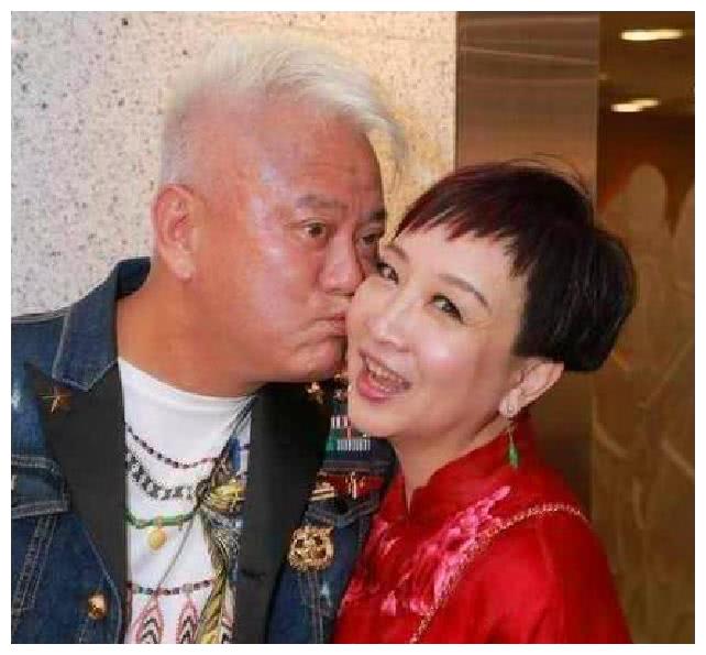 70岁陈百祥与老婆甜蜜逛街被拍结婚40年无儿无女已坦露真相