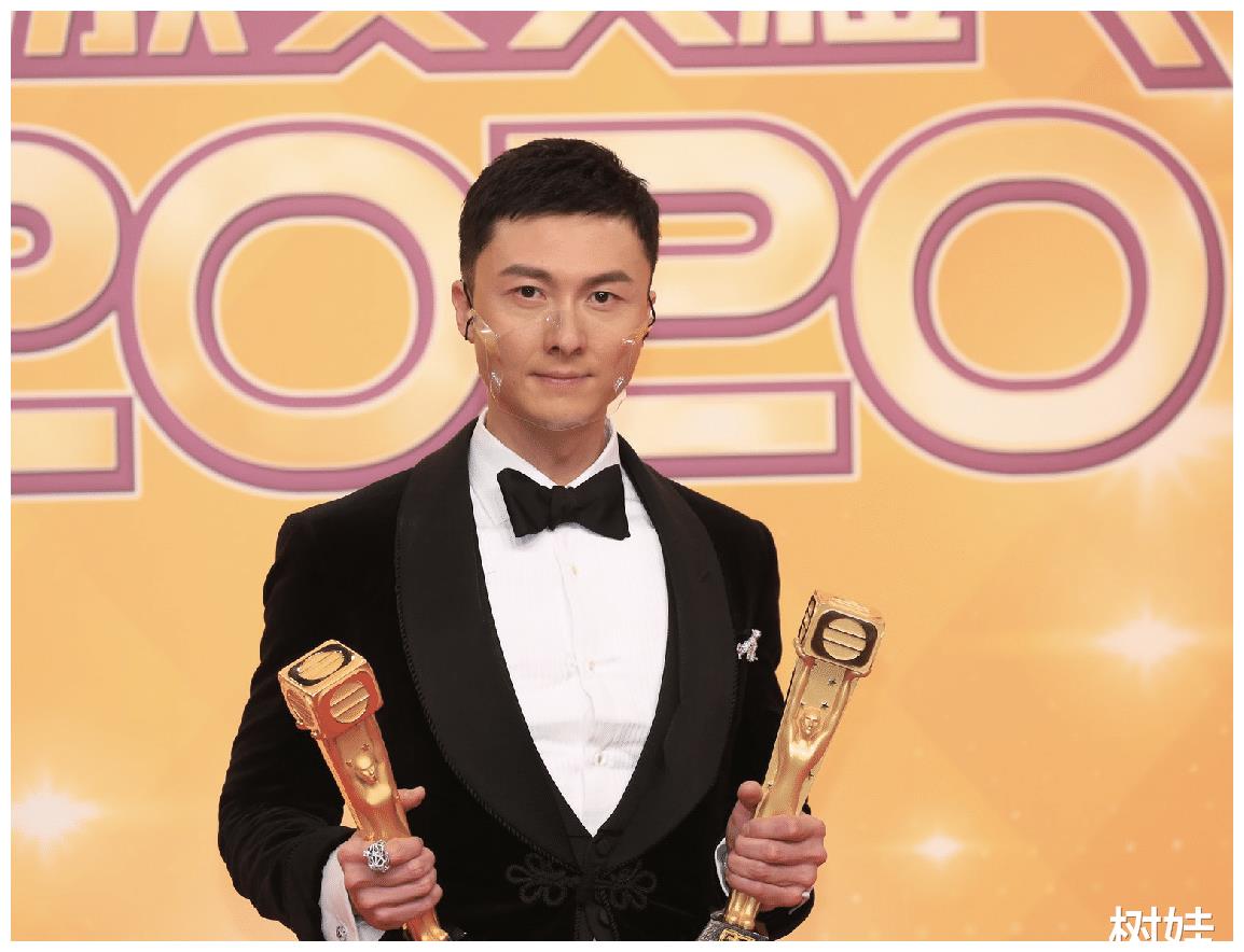 王浩信夺奖罕有感谢妻子陈自瑶表情漠然先行离场夫妻貌合神离