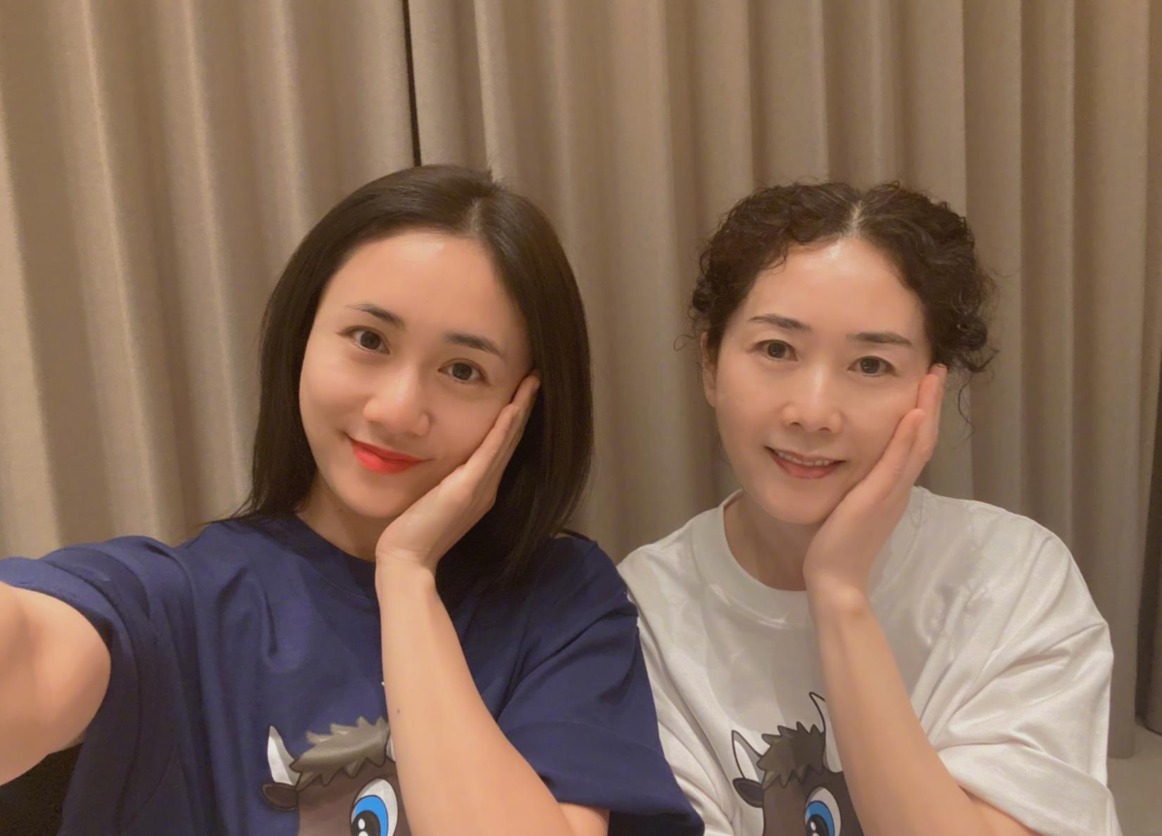 刘芸晒和妈妈温馨合照获网友大赞像一对姐妹花