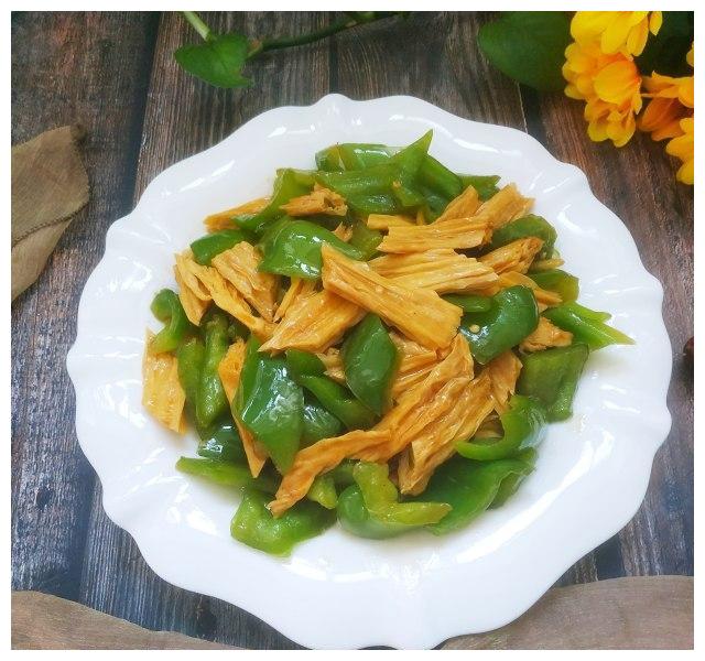 青椒炒腐竹油光透亮清香爽口