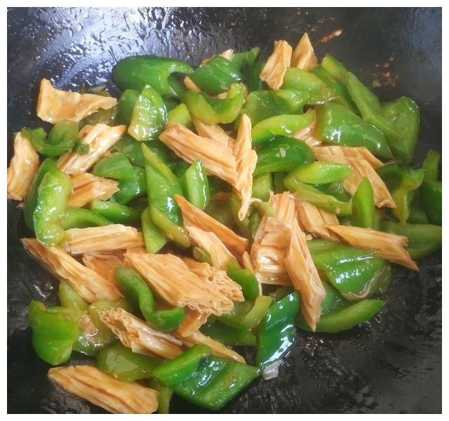 青椒炒腐竹油光透亮清香爽口