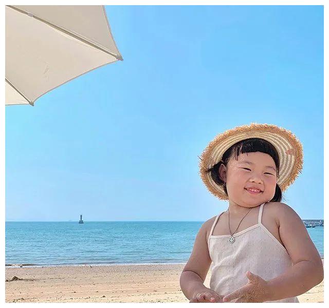 5岁小女孩活成土味大妈每一帧都是表情包神态堪称影后级别