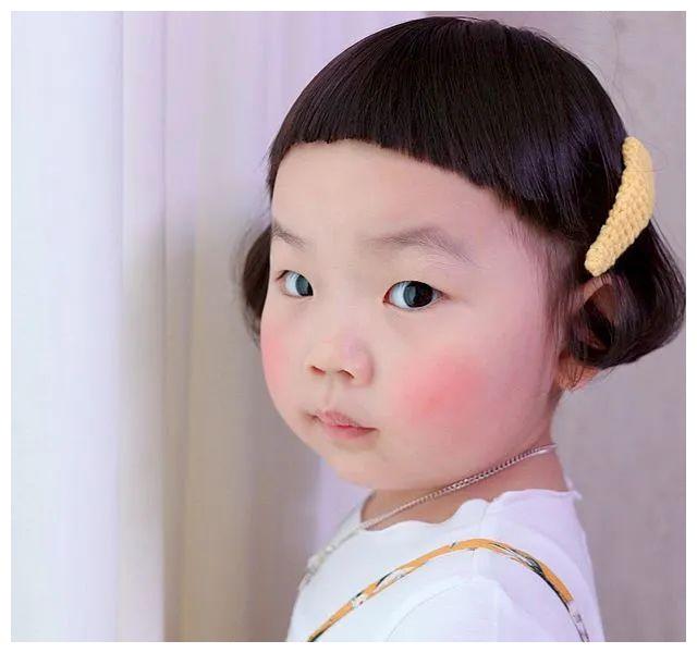 她叫惠珠,今年5岁这位留着西瓜头,身材肉嘟嘟的小女孩成为了居里最新