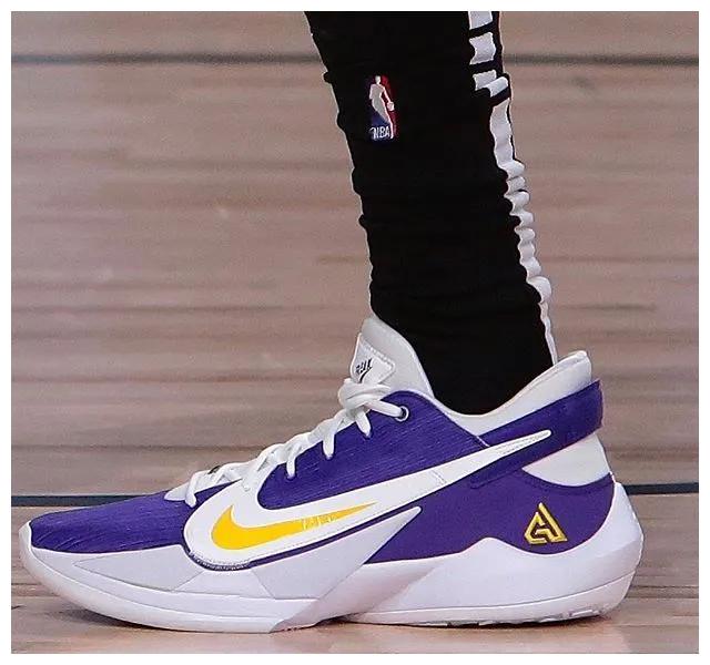 最后说一条球鞋新闻状元zion的第一代签名鞋预计将于2021年初发售命名