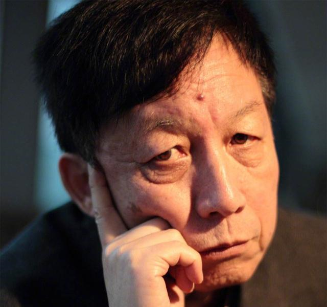 易中天中年穷得连一块钱的烟也抽不起只能带着女儿住30平老屋