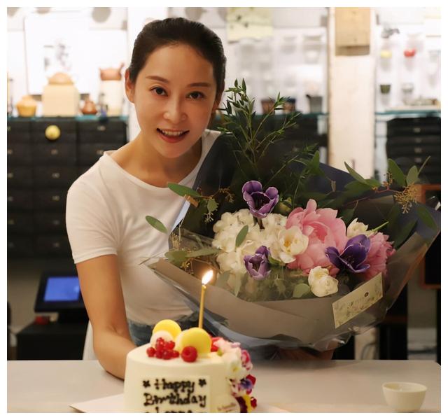 杨怡姐姐杨卓娜生日获好友送花 老公撇嘴兼皱眉的吃醋模样很搞怪