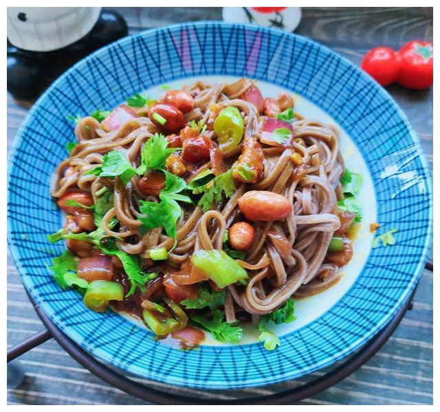 洋葱肉酱拌荞麦面,咸鲜适口,美味可口