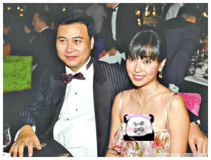 百亿富豪叶剑波罕现身,深夜约会高颜值女友人,巅峰时曾娶傅明宪__财经