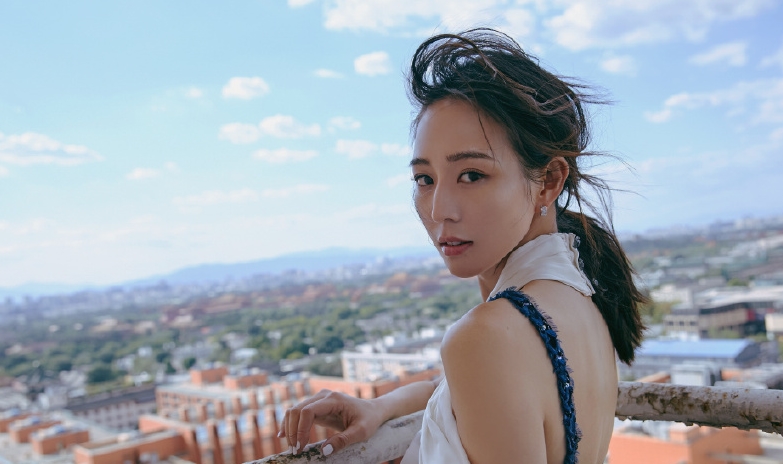 张钧甯穿白色吊带阔腿裤亮相尽显时尚女王魅力