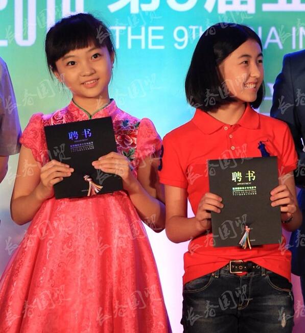 林妙可张子枫7年前合影曝光两童星罕见同框衣着风格各不相同