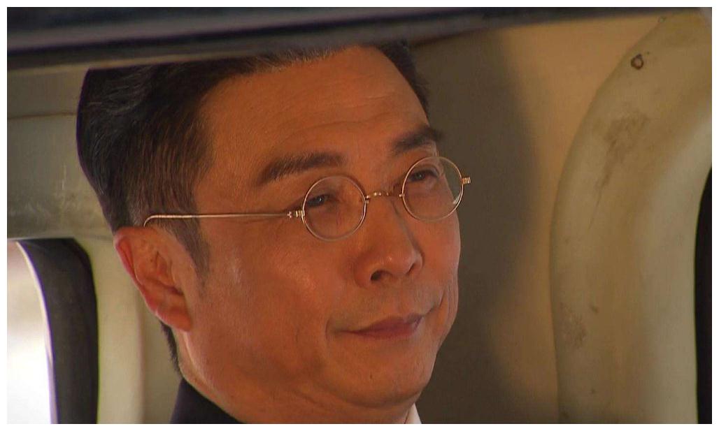 70岁刘松仁近照曝光中风后身材消瘦30年好友米雪伴其爬山