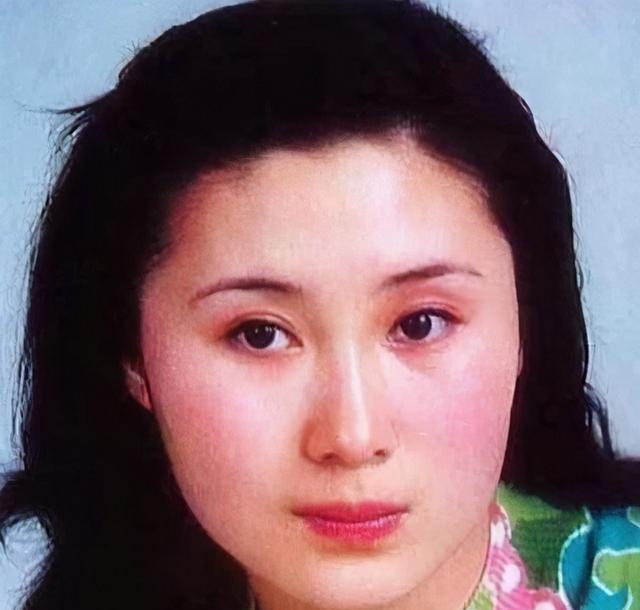 丁岚的感情生活,18岁出演《少林寺》和李连杰有过一段感情,当时两人男