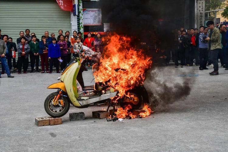 电动车起火,火灭了,车废了|电动车|火灾|起火_新浪新闻