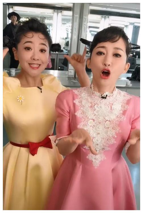 童年回忆齐聚!月亮姐姐小鹿姐姐罕见合体,冻龄容貌十几年如一日