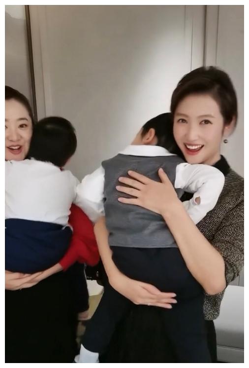 42岁春妮罕带孩子出镜,儿子侧脸像爸爸刚强,生娃难产16小时__财经头条