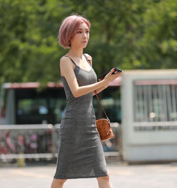 红色短发美女穿吊带裙,尽显完美身材,浑身散发着女人的魅力