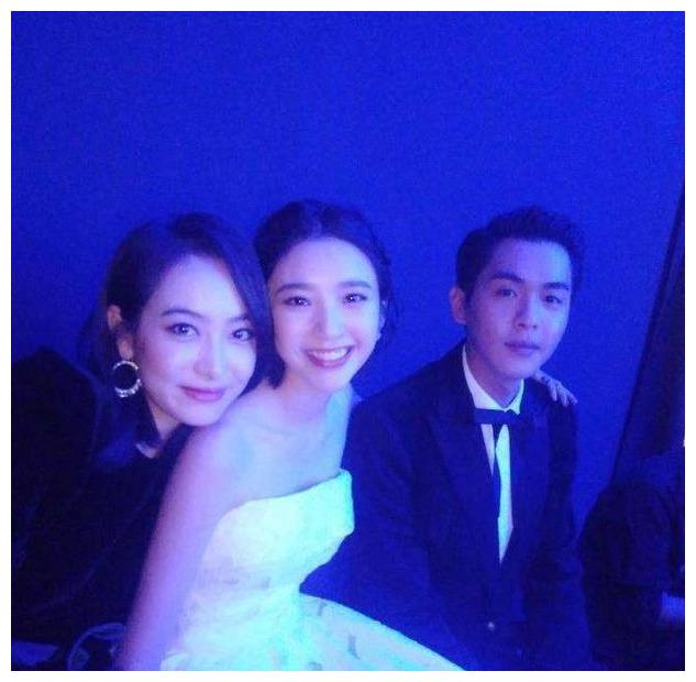 唐艺昕穿短裙坐男演员大腿上演戏手位置引热议不能对不起老公