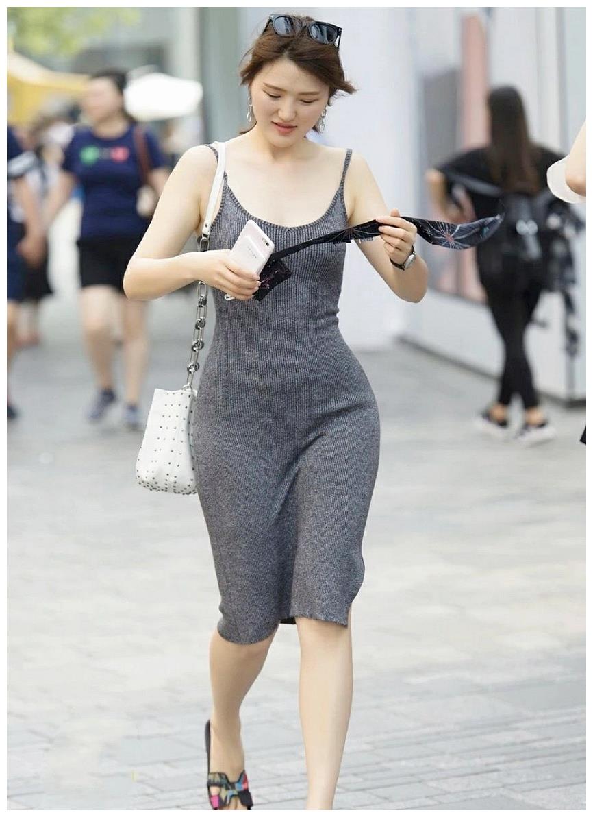 美女漏斗形的身材,简单优雅,轻松穿出高级感!