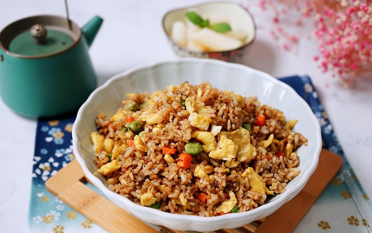 炒饭里放点橄榄菜做成橄榄菜蛋炒饭味道上别具风味