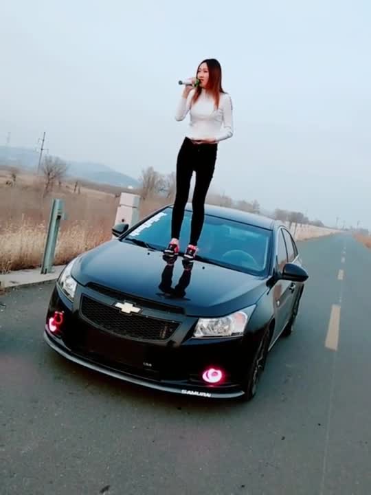 美女站在车上霸气献唱《差一步》,嗓音洪亮,很好听