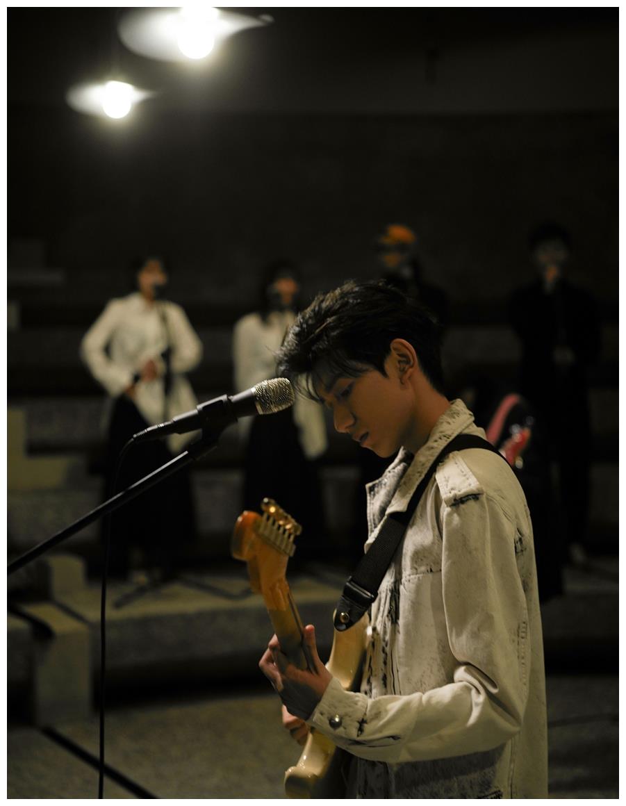 王源《四百击》乐队版mv释出 黑白色调彰显摇滚魅力