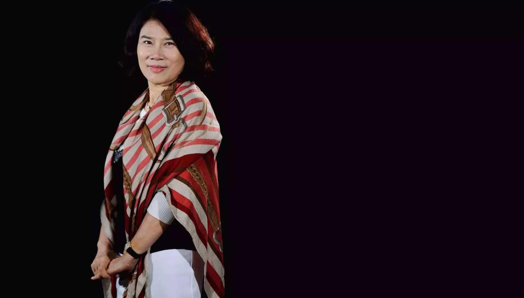 董明珠气质似住房霸气巧用卷发长裙衬柔和果然刚柔并济更美