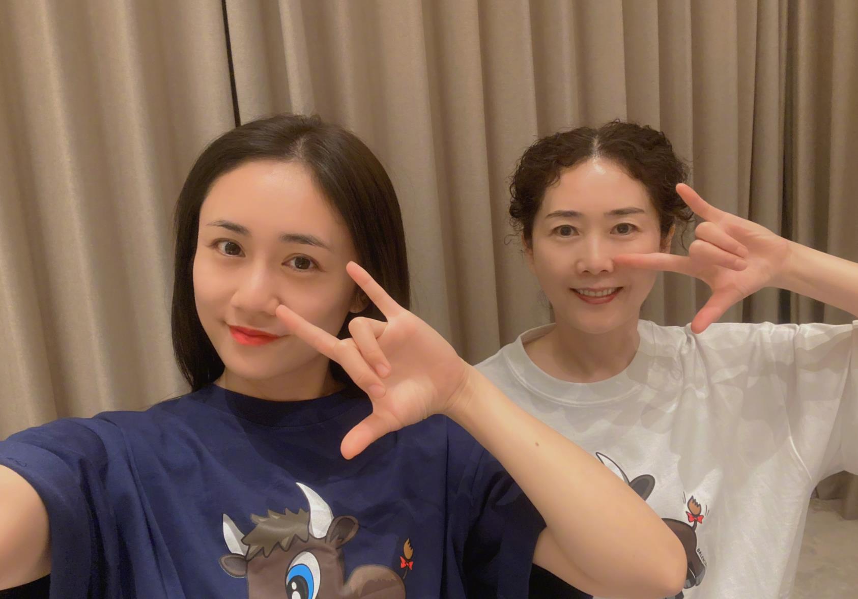 刘芸晒和妈妈温馨合照获网友大赞像一对姐妹花