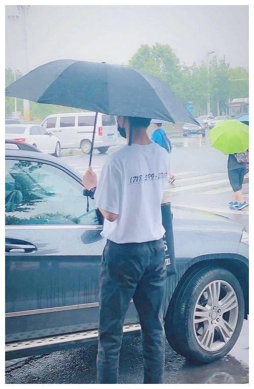 疑似时代峰峻工作人员打人,马嘉祺在一旁让助理劝架,细节见人品休闲区蓝鸢梦想 - Www.slyday.coM 疑似时代峰峻工作人员打人,马嘉祺在一旁让助理劝架,细节见人品休闲区蓝鸢梦想 - Www.slyday.coM