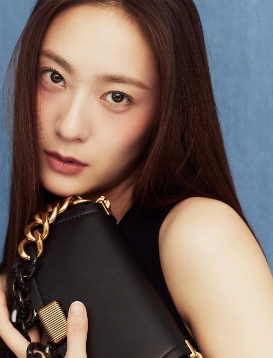 郑秀晶春意封面大片出炉一头偏分长发女神魅力依旧音乐速