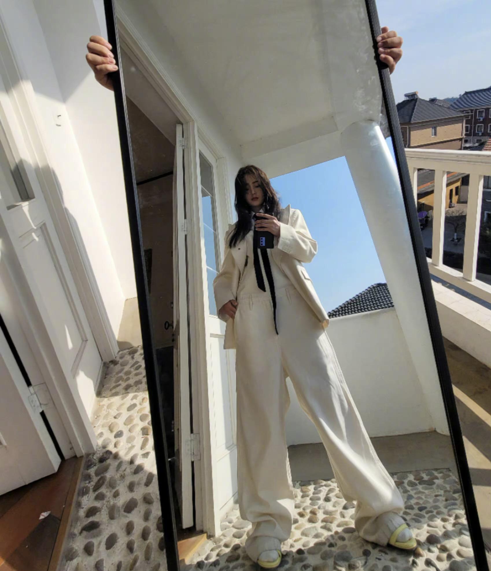 张天爱太会了,落地镜这样自拍,白色西装轻松拍出一米八