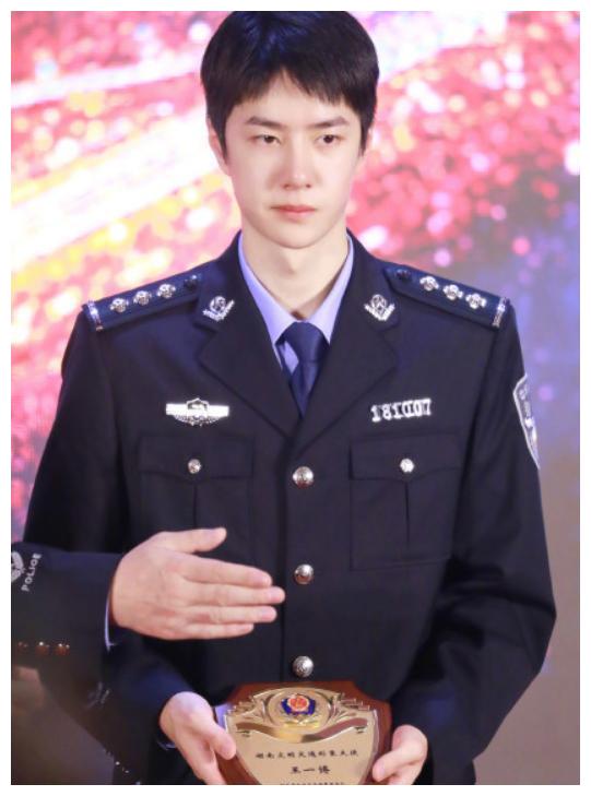 钱枫一个头顶2个王一博大枫哥旧照扒开颜值却不输王一博