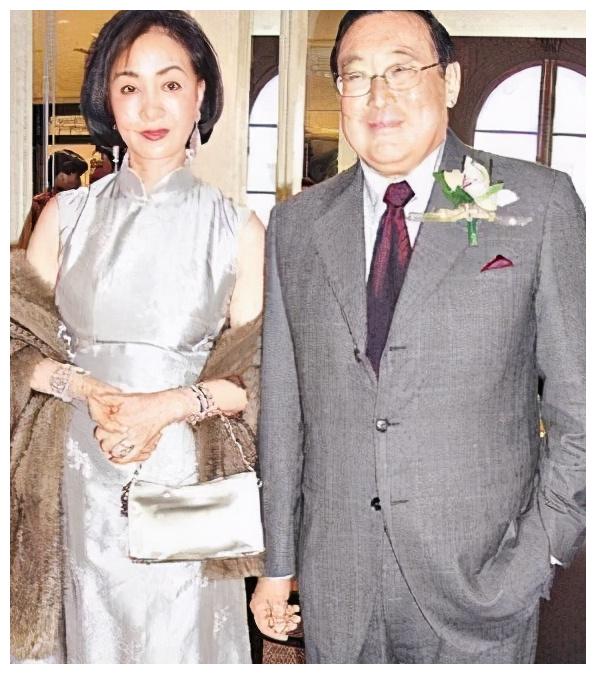 27岁嫁百亿豪门,忍气吞声43年揽70亿,遗产的背后不简单