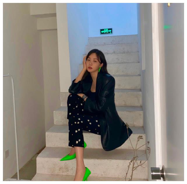 脚大穿鞋好看?176的赵尧珂穿上高跟鞋,身体曲线延伸不少