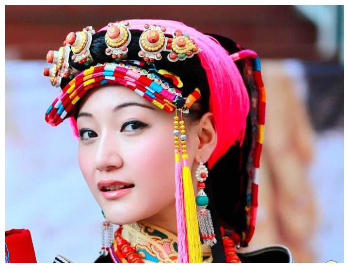 这就让人有点感到不解了,同样是祖国的大好河山,你说人家这儿的姑娘