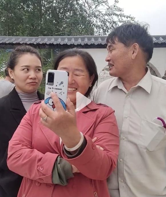 绯闻又起大衣哥和袁庆当着衣嫂面眉来眼去衣嫂的脸面挂不住了