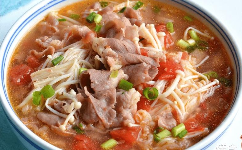 家常美味番茄金针菇肥牛汤营养丰富还开胃