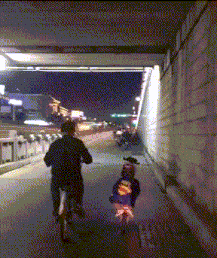 女友新买的裤子非要问我好不好看，我看完顿时感觉好饿啊哈哈哈哈休闲区蓝鸢梦想 - Www.slyday.coM