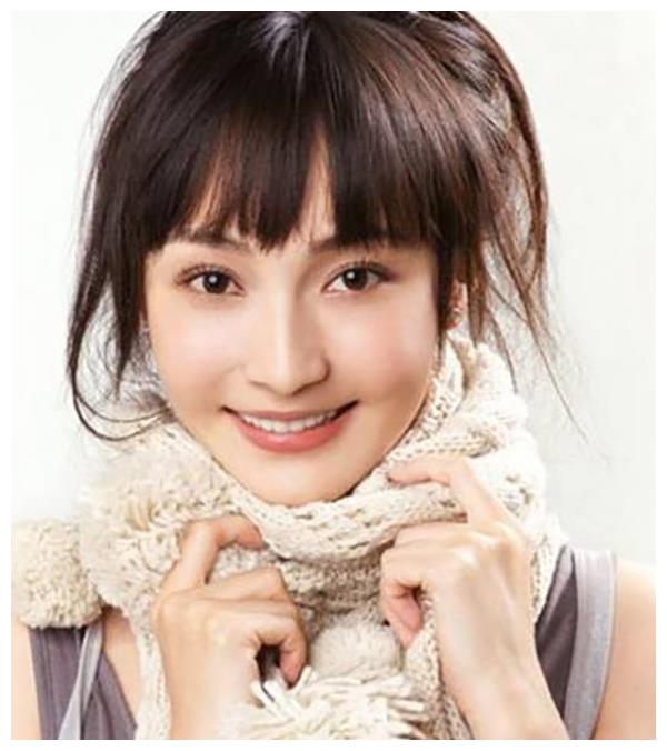 38岁姚笛变化太大了!身形消瘦撑不起西装,扎马尾一脸精明相