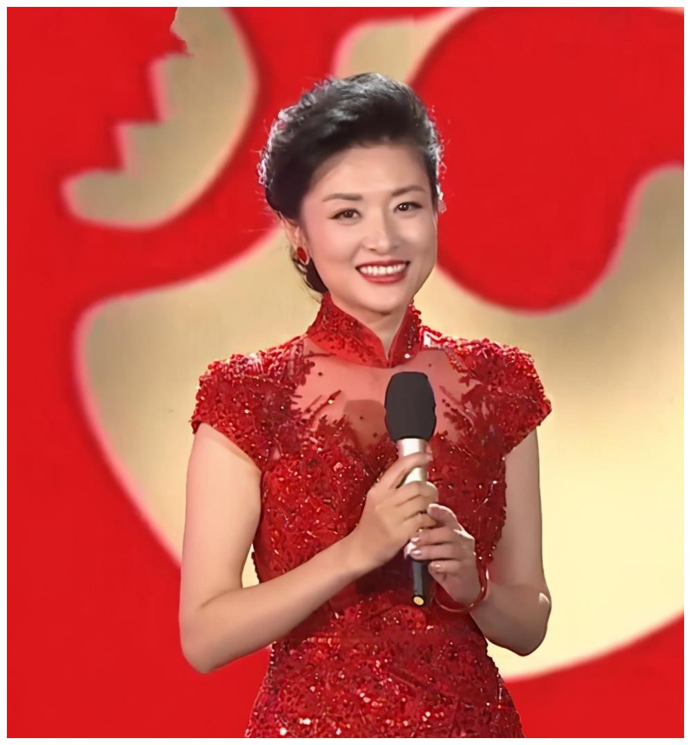 她是央视著名主持人,曾主持春晚16次,却是一个悲哀的母亲?|央视|周涛|