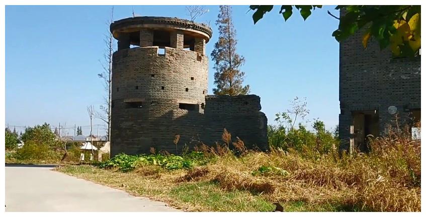 甪彭路向前,很远处便可看见高约7米的碉堡,旁边还有一座更高的瞭望塔