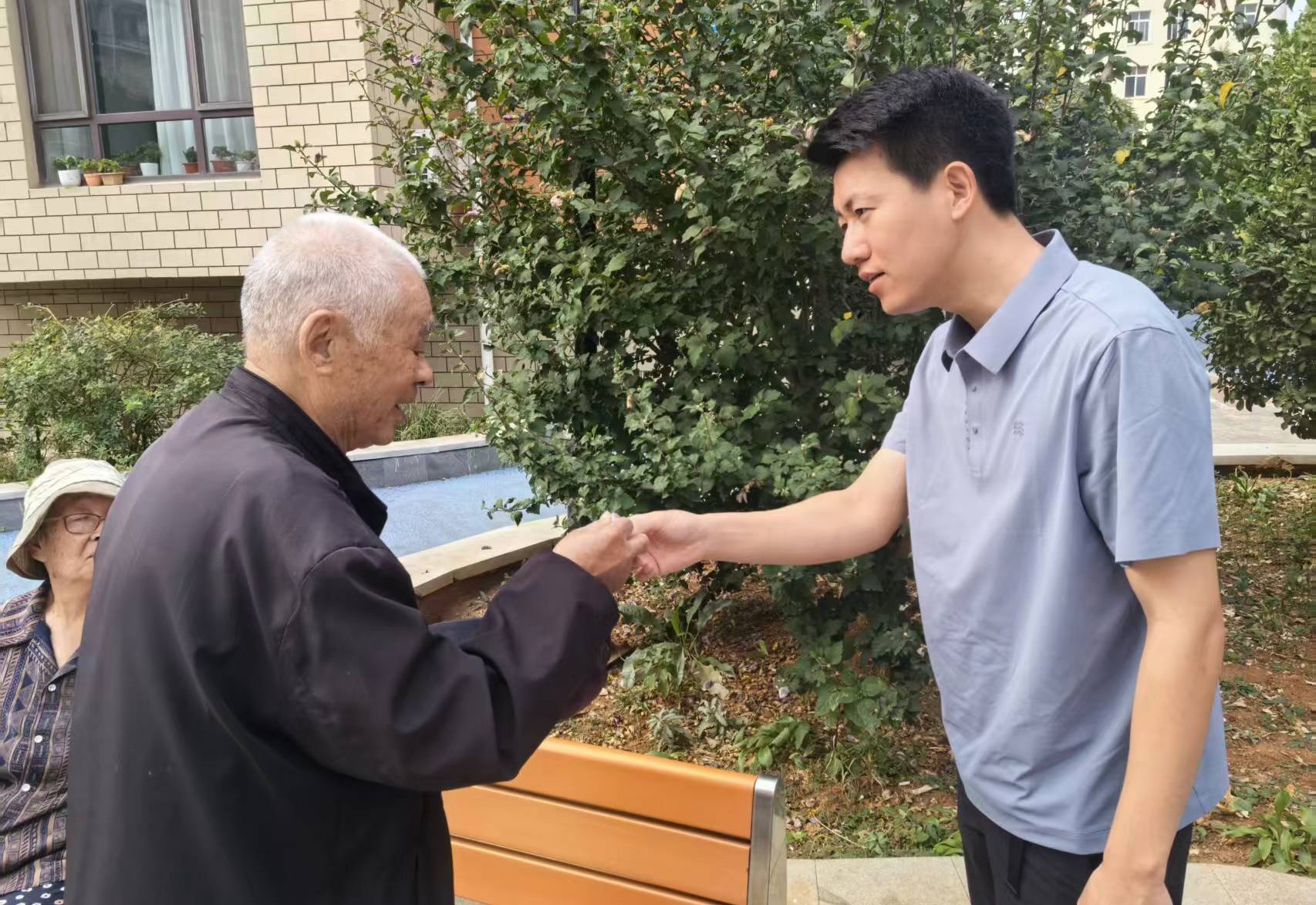 八旬老人遗失千元助听器 社区民警草丛中寻回 八旬老人遗失千元助听器 社区民警草丛中寻回