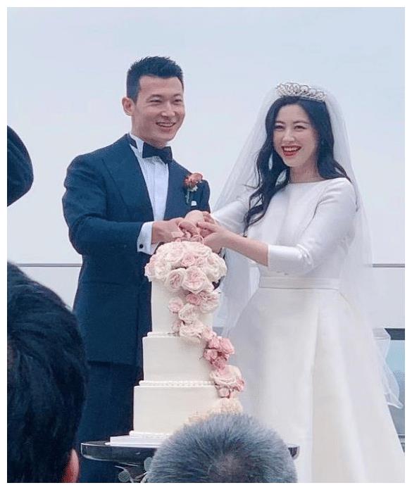 但是这段恋情最终只有五个月就分手了,现在看到朱珠官宣结婚,下面就是