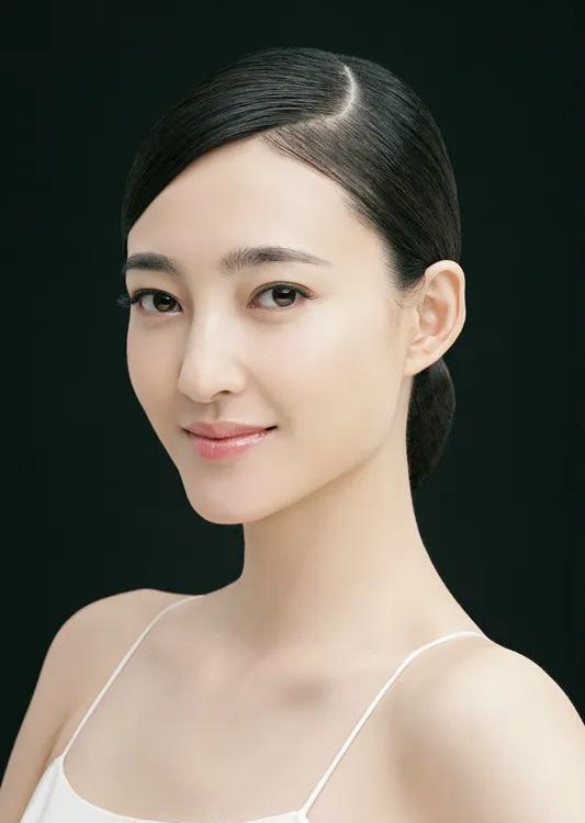 来自内蒙古自治区的王丽坤是当之无愧的素颜女神