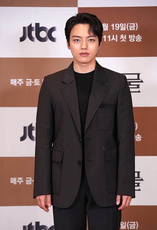 韩国艺人吕珍九申河均出席新剧《怪物》发布会