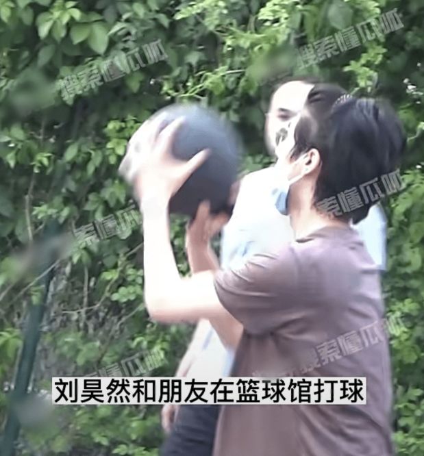 刘昊然行为惹争议,打球时抠完脚又闻手,被吐槽不讲卫生休闲区蓝鸢梦想 - Www.slyday.coM 刘昊然行为惹争议,打球时抠完脚又闻手,被吐槽不讲卫生休闲区蓝鸢梦想 - Www.slyday.coM