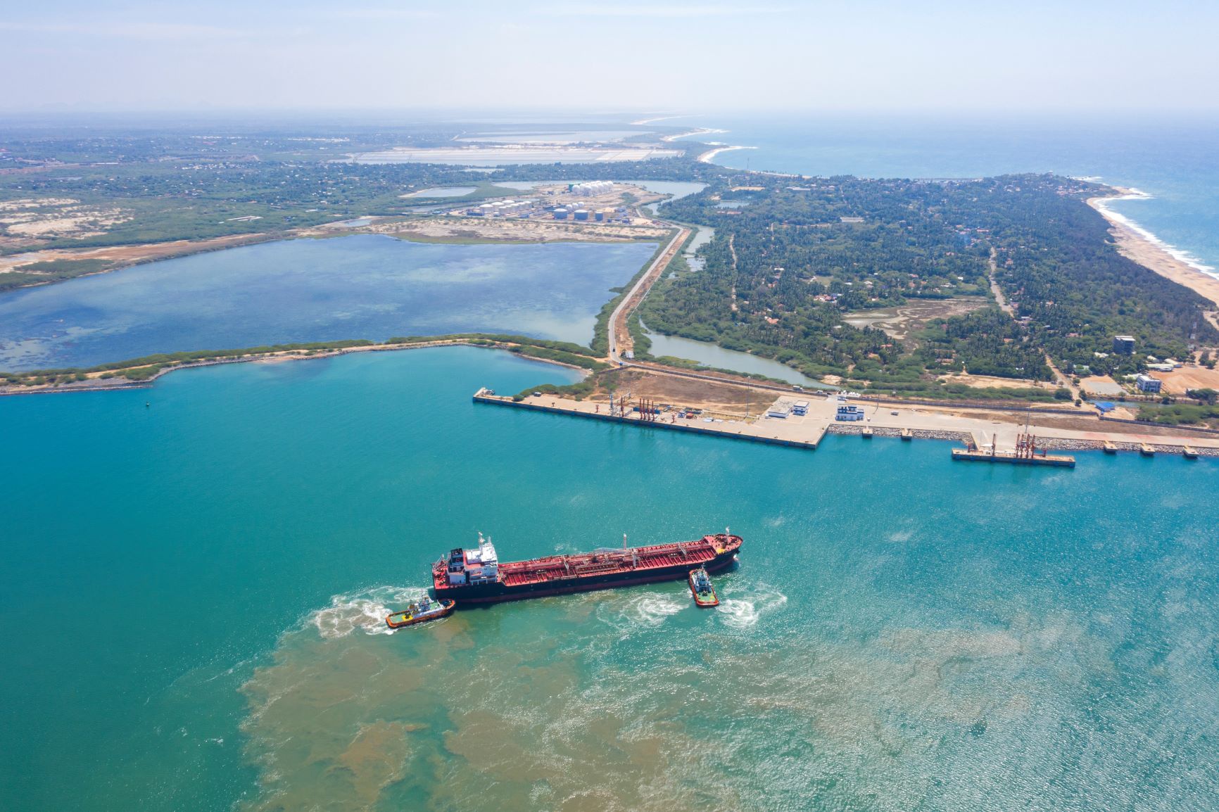 2019年,中国石化所属燃料油公司通过全球招标获得汉班托塔港油品贸易