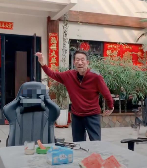 杨少华杨议父子两人在家甚至还要开代步车,足以见得他们的豪宅有多