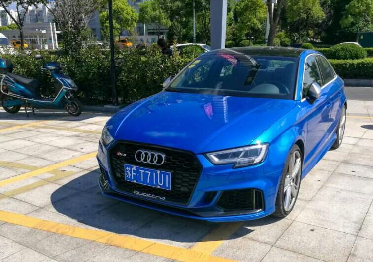 南通海门街头实拍奥迪rs3,亮蓝色车身回头率百分百!